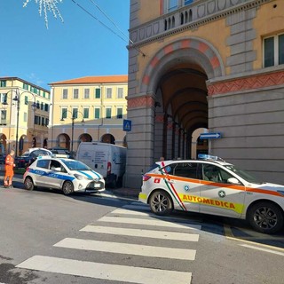 Incidente in centro a Oneglia: pedone travolto e conducente in fuga