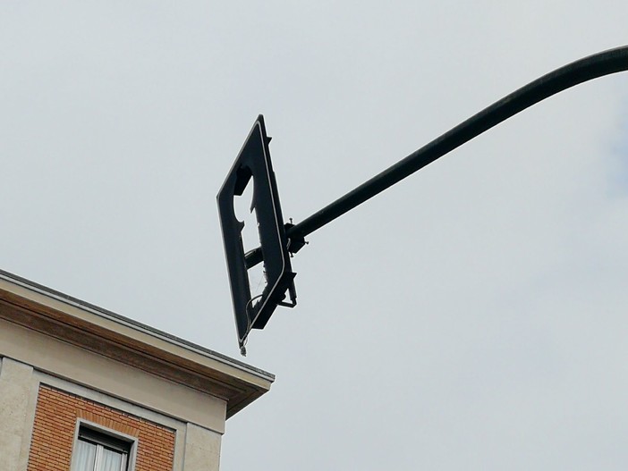 Imperia: dopo polemiche e incidenti il Comune accelera i tempi per il ripristino del semaforo di viale Matteotti Imperia: dopo polemiche e incidenti il Comune accelera i tempi per il ripristino del semaforo di viale Matteotti