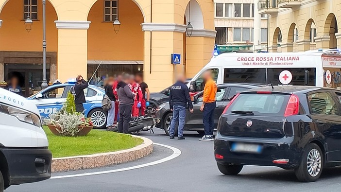 Imperia, incidente tra un'auto e uno scooter in piazza Dante Imperia, incidente tra un'auto e uno scooter in piazza Dante