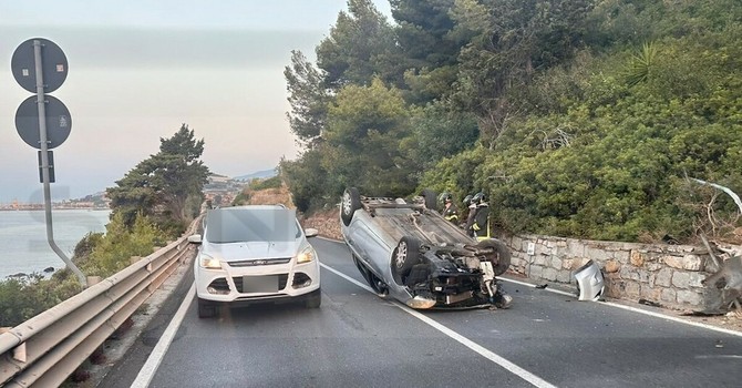 Auto si ribalta sull’Aurelia a Cipressa, ferita una 17enne Auto si ribalta sull’Aurelia a Cipressa, ferita una 17enne