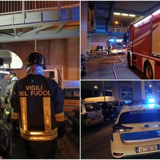Camper in fiamme sotto la stazione di Imperia (Video)