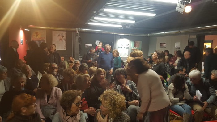 Imperia: vasche per l'itticoltura a largo della Galeazza, 'Spazio Vuoto' gremito per l'incontro del comitato che si oppone (foto e video) Imperia: vasche per l'itticoltura a largo della Galeazza, 'Spazio Vuoto' gremito per l'incontro del comitato che si oppone (foto e video)