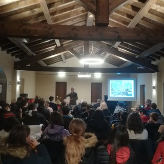 Gli studenti dell'I.C. di Pieve di Teco - Pontedassio a lezione di muretti a secco