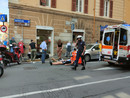 Incidente in via De Sonnaz a Imperia: auto contro scooter all’incrocio pericoloso, feriti due giovani
