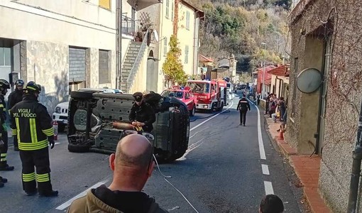 Pornassio, incidente sulla Statale 28: auto si ribalta, ferito un trentenne