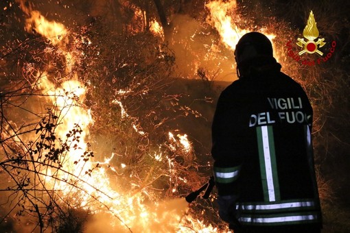 Lucinasco: incendio boschivo nella serata di ieri, intervento dei Vigili del Fuoco e dei Volontari