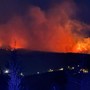 Incendio sulle alture di Gavenola, fiamme spinte dal vento nella notte (Foto)