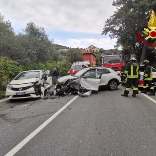 Imperia, frontale tra due auto sulla 28: ferito estratto dalle lamiere (foto)