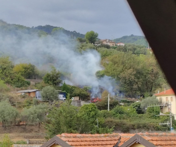 Incendio di sterpaglie in via Dolcedo a Imperia Incendio di sterpaglie in via Dolcedo a Imperia