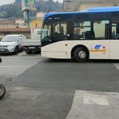 Imperia, supera un pullman in manovra: ventinovenne cade sull’asfalto in via Airenti (foto)