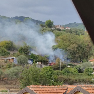 Incendio di sterpaglie in via Dolcedo a Imperia