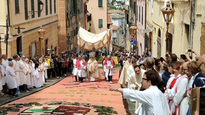 Infiorate in via Carducci a Imperia, Diano Marina e nella frazione di Diano Calderina, e a Diano Castello Infiorate in via Carducci a Imperia, Diano Marina e nella frazione di Diano Calderina, e a Diano Castello