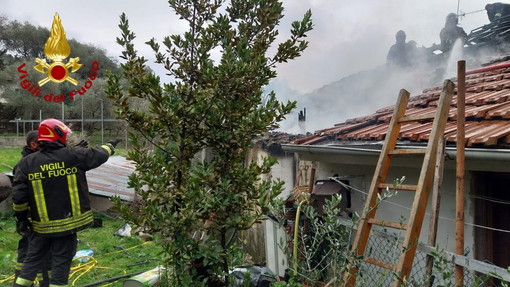 Diano Borganzo: incendio al tetto di un'abitazione, copertura distrutta ma nessun residente ferito (Foto)