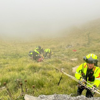Moto precipita in un dirupo nei pressi della galleria del Garezzo: ferito un uomo di 50 anni