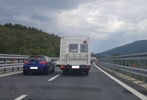 Auto perde carburante in autostrada ad Andora: rallentamenti del traffico (Foto e Video)