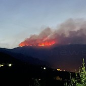 Bruciano ancora i boschi di Montalto-Carpasio: un'altra notte di lavoro per Vigili del Fuoco e volontari (video)