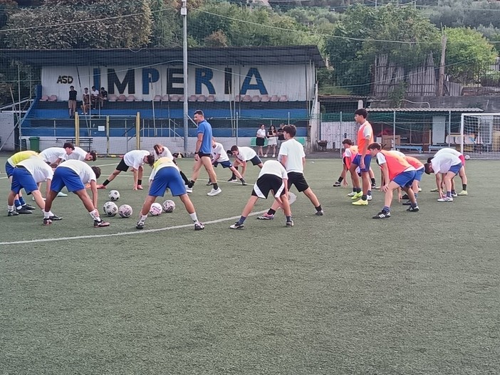 Marcello Esposito dell’Atalanta in visita al settore giovanile dell’Imperia Calcio Marcello Esposito dell’Atalanta in visita al settore giovanile dell’Imperia Calcio