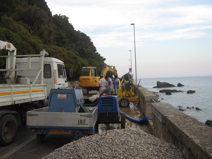 Imperia: rottura di una condotta del Roya alla Galeazza, operai al lavoro, sospesa l'erogazione nel dianese Imperia: rottura di una condotta del Roya alla Galeazza, operai al lavoro, sospesa l'erogazione nel dianese