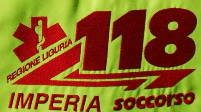 Rezzo: scontro frontale nel piccolo centro della Valle Arroscia, gravi i danni alle auto ma un ferito lieve Rezzo: scontro frontale nel piccolo centro della Valle Arroscia, gravi i danni alle auto ma un ferito lieve