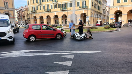 Auto contro scooter in piazza Dante, motociclista all'ospedale Auto contro scooter in piazza Dante, motociclista all'ospedale