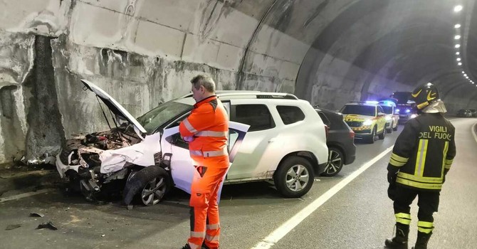 Bilancio dell’incidente nella galleria Zerbino sulla 28: tre feriti Bilancio dell’incidente nella galleria Zerbino sulla 28: tre feriti