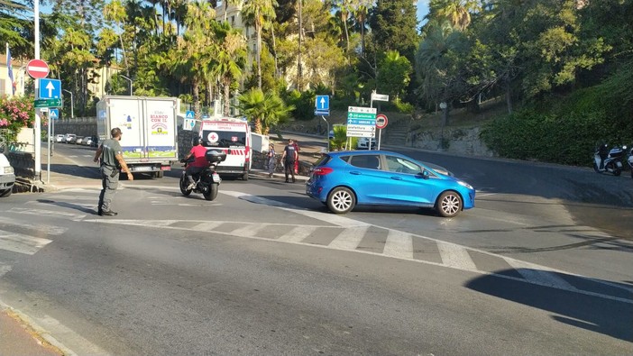 Incidente tra auto e moto in viale Matteotti: ferito un uomo