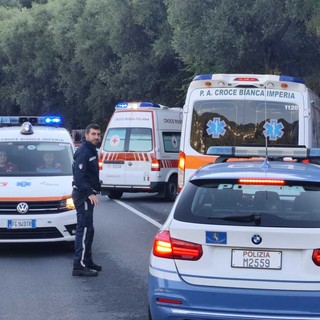 Incidente in via Nazionale a Imperia: auto contro il muraglione, ferita una giovane di 23 anni