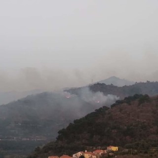 Incendi di ieri sera a Villa Faraldi e Sanremo: nell'imperiese arriva il Canadair per spegnere definitivamente le fiamme