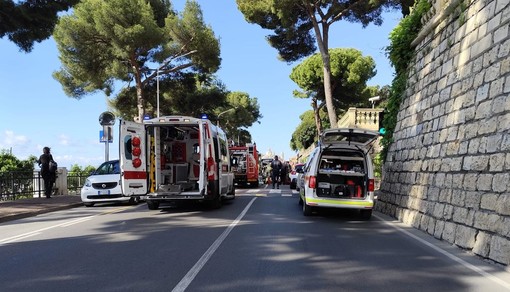 Traffico in tilt a Imperia: apecar si ribalta davanti a  Villa Faravelli, un ferito e lunghe code