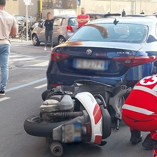 Imperia, scooter tampona auto in via Alfieri: ferito un motociclista (foto)