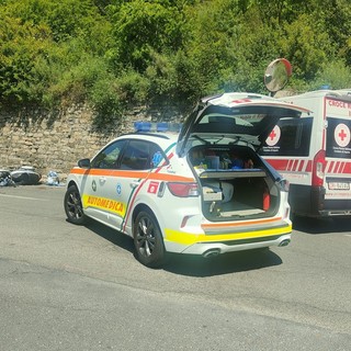 Imperia, scontro tra auto e scooter in via Ponte Vecchio: feriti gravemente marito e moglie