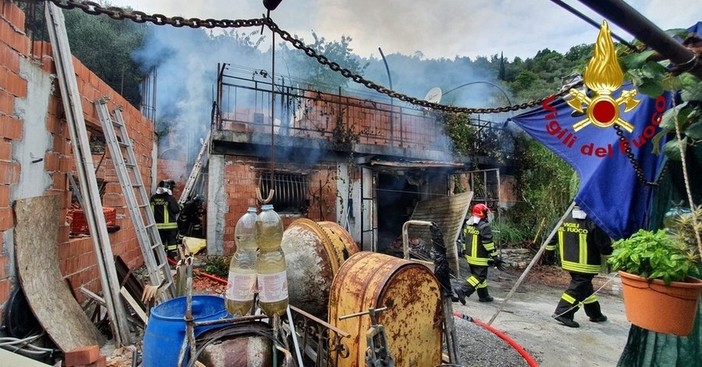 Pieve di Teco, incendio in frazione Calderara: arrestato l'anziano che ha appiccato il fuoco. La Procura lo accusa di strage Pieve di Teco, incendio in frazione Calderara: arrestato l'anziano che ha appiccato il fuoco. La Procura lo accusa di strage