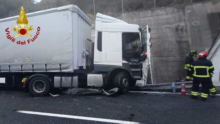 Incidente sull’A10: camion coinvolto nei pressi di Imperia Ovest, una persona ferita