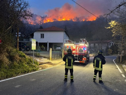 Emergenza incendi, entroterra nella morsa del fuoco: notte di presidio per i vigili del fuoco