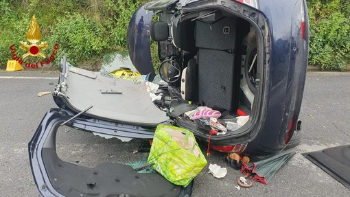 Si ribalta con l'auto e rimane incastrato tra le lamiere: grave un sessantasettenne (foto)