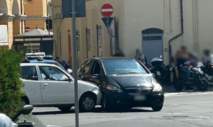 Imperia, incidente tra due auto davanti all’Hotel Rossini Imperia, incidente tra due auto davanti all’Hotel Rossini