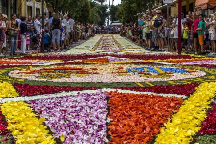 Corpus Domini a Diano Marina: un tappeto di un milione di petali per l'infiorata