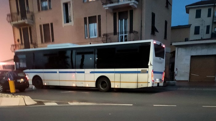 Tamponamento tra auto e corriera RT in via Nizza a Imperia Tamponamento tra auto e corriera RT in via Nizza a Imperia