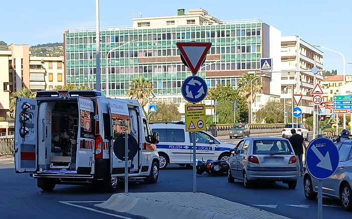 Incidente alla “rotondina” di Borgo San Moro: donna di 54 anni in scooter finisce al Pronto soccorso
