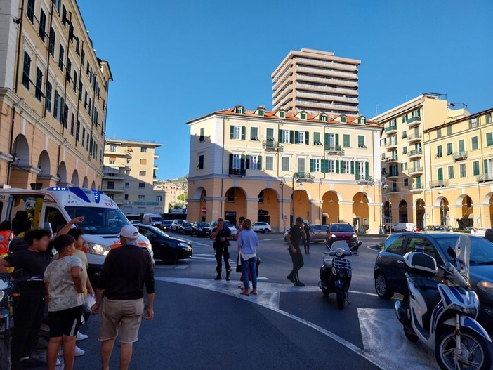 Incidente in piazza Dante a Imperia: auto contro scooter all’incrocio con via della Repubblica