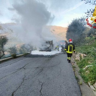 Incendio a Villa Faraldi: furgone in fiamme, intervento dei vigili del fuoco