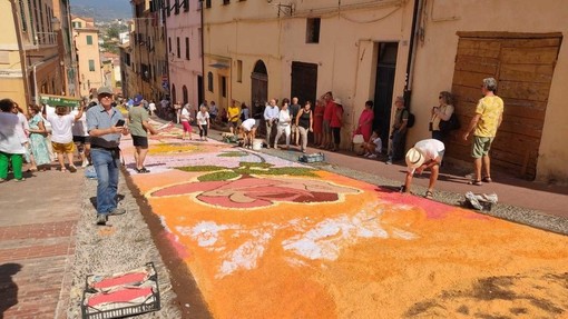 A Imperia si lavora all’Infiorata di via Carducci: svelata una “piccola parte” dell’immenso lavoro (foto) A Imperia si lavora all’Infiorata di via Carducci: svelata una “piccola parte” dell’immenso lavoro (foto)