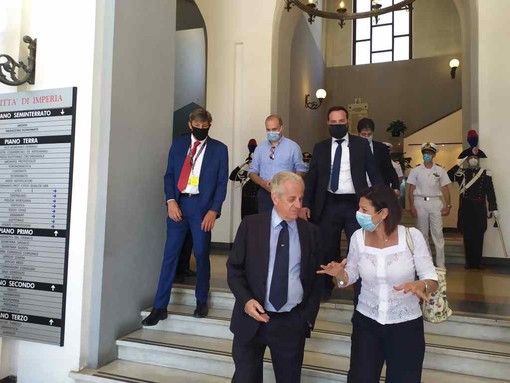 Imperia: traforo Tenda, Aurelia bis, Armo-Cantarana, raddoppio ferrovia e Albenga-Predosa nel dossier consegnato da Claudio Scajola al Ministro (Foto e Video)