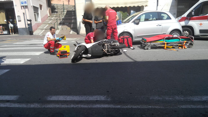 Imperia: scontro tra un'auto ed uno scooter in via Nazionale, donna portata in ospedale