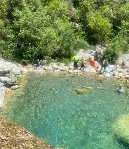 Rocchetta Nervina: tuffi pericolosi, 23enne si ferisce ai laghetti Rocchetta Nervina: tuffi pericolosi, 23enne si ferisce ai laghetti