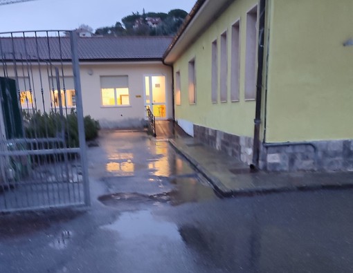 Pioggia e pozzanghere davanti alla Primaria Vercesi di Caramagna