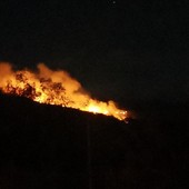Vasto incendio in val Prino, a Valloria bruciano i boschi in zona Santa Marta