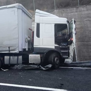 Incidente sull’A10: camion coinvolto nei pressi di Imperia Ovest, una persona ferita Incidente sull’A10: camion coinvolto nei pressi di Imperia Ovest, una persona ferita