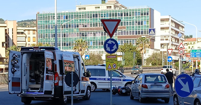 Incidente alla “rotondina” di Borgo San Moro: donna di 54 anni in scooter finisce al Pronto soccorso Incidente alla “rotondina” di Borgo San Moro: donna di 54 anni in scooter finisce al Pronto soccorso