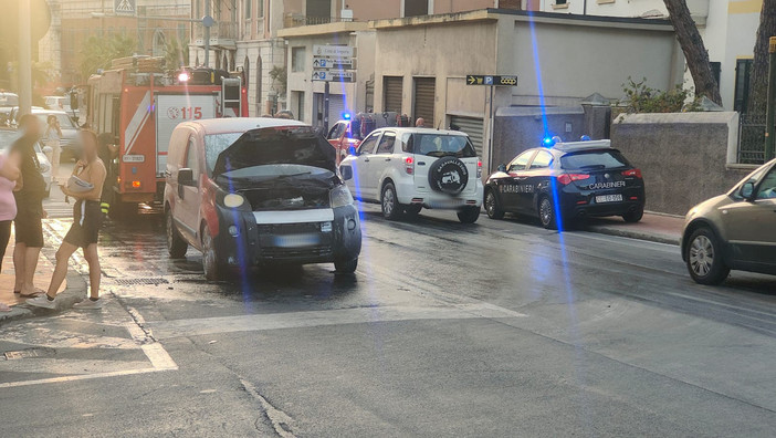 Imperia: incendio auto in via Serrati, le fiamme divampate dal motore Imperia: incendio auto in via Serrati, le fiamme divampate dal motore